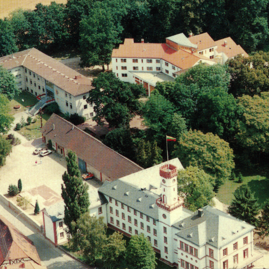 Gimnazija su pilim - VLB turtas 1989 m.